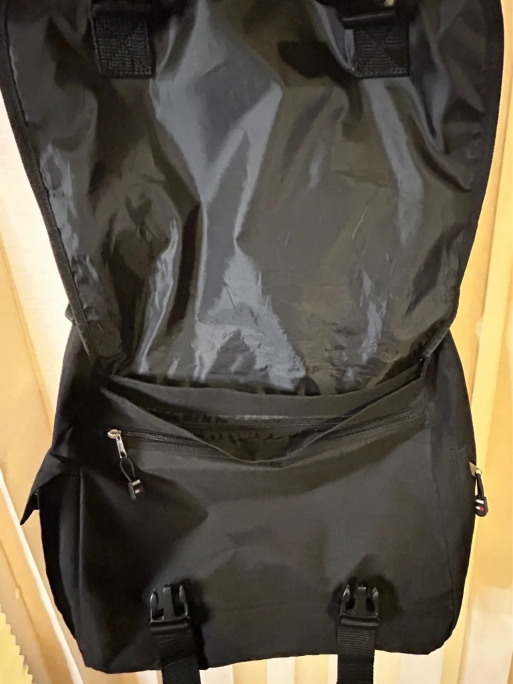 Tommy Hilfiger Black Messenger Bag Adjustable Shoulder Strap, Pockets, Zip